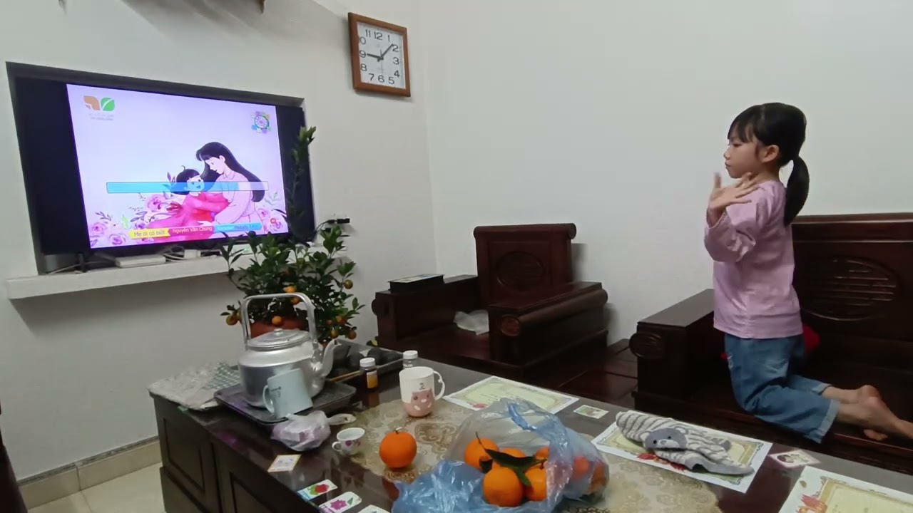 Bé tập hát.