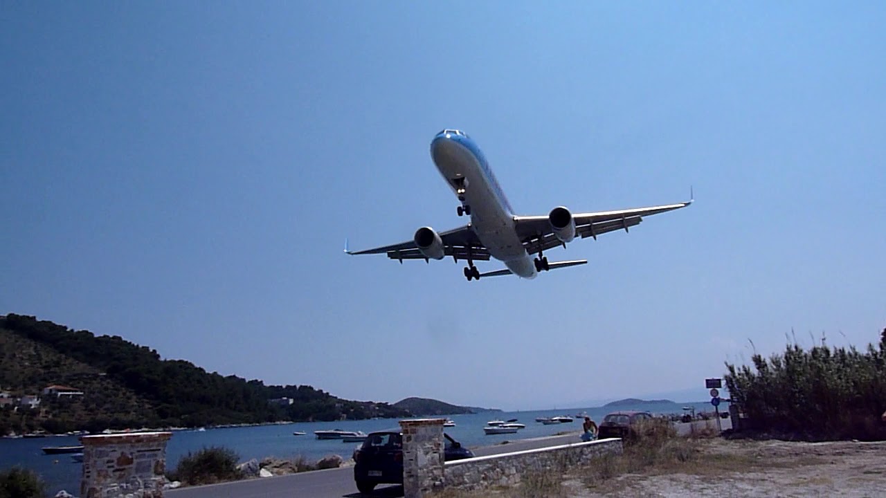 Skiathos low approach landing.