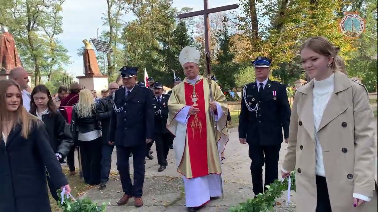 Procesja wejścia i wstęp do biskupiej Mszy Prymicyjnej I Domaniew 2024