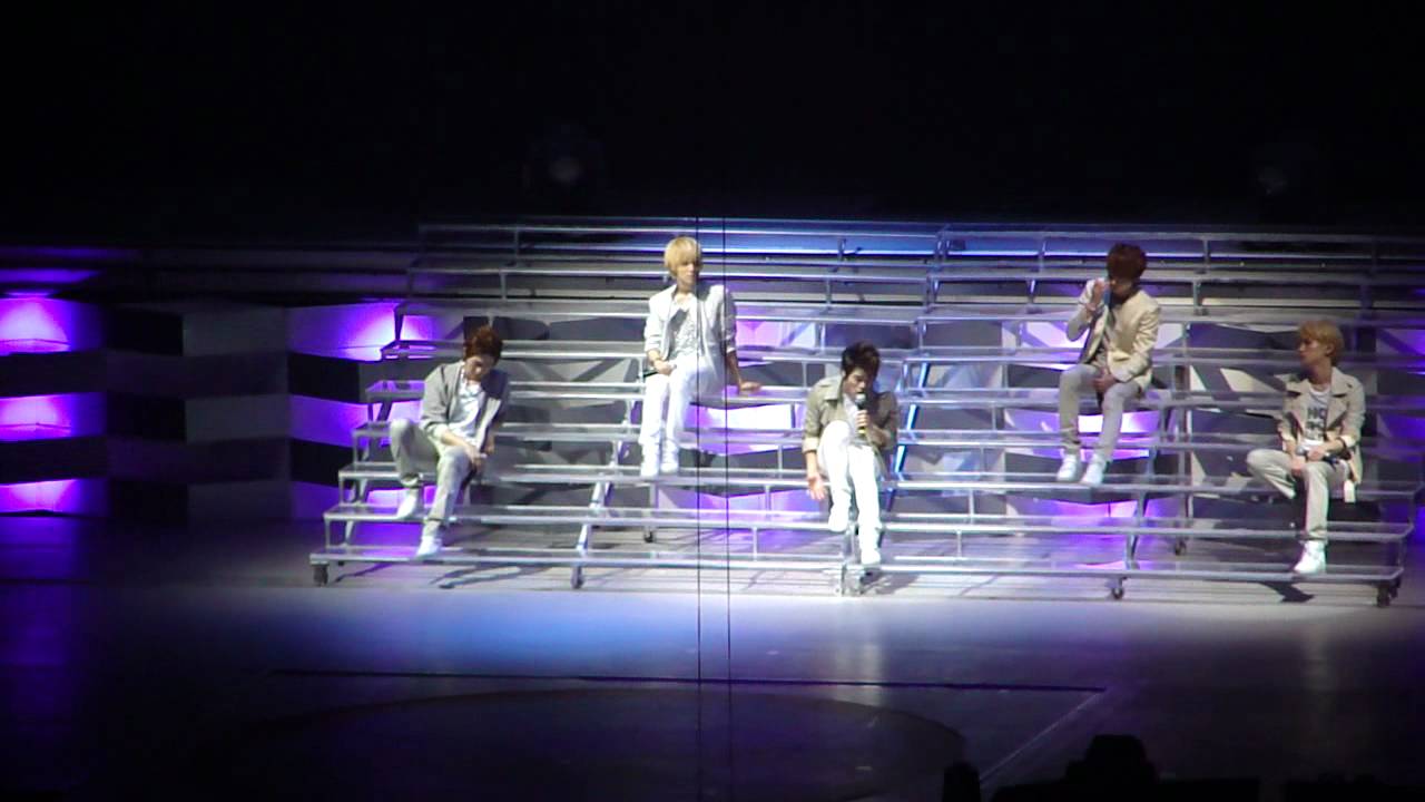 110910 SHINee World Concert SG - Romantic (14/29)