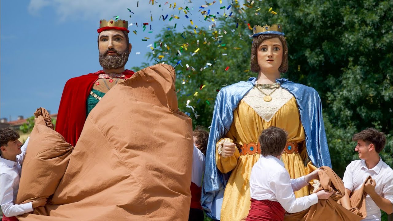 Estrena dels nous vestits dels Gegants Vells del barri de Sant Cristòfor i Mas Bernat d’Olot