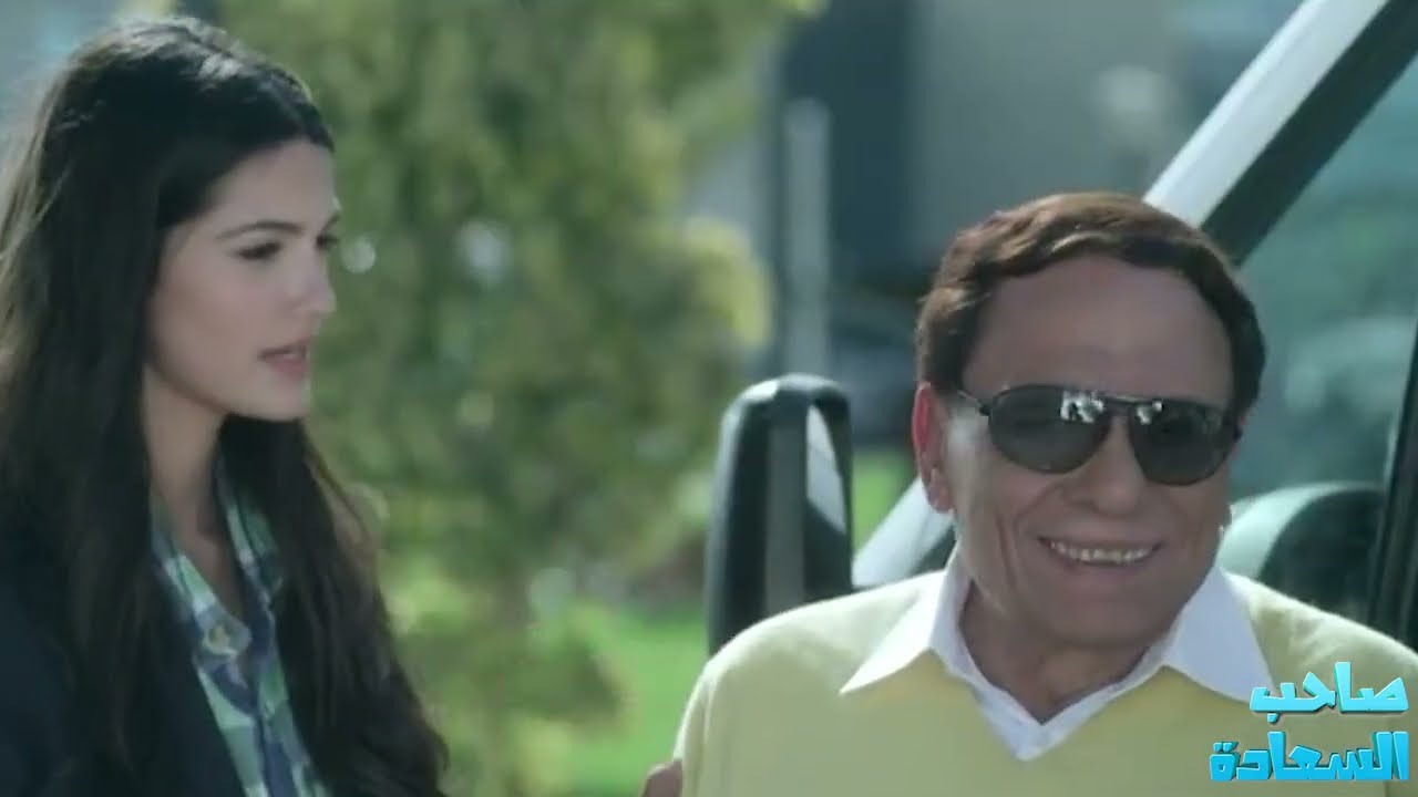 الواد بيعلق البنت قدامى كده عينى عينك 🤨