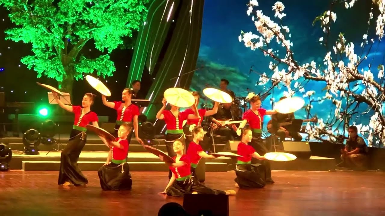 Múa những cánh hoa ban-tốp nữ nhà hát ca múa nhạc tỉnh Sơn. Biên đạo: NSND Kiều Lê