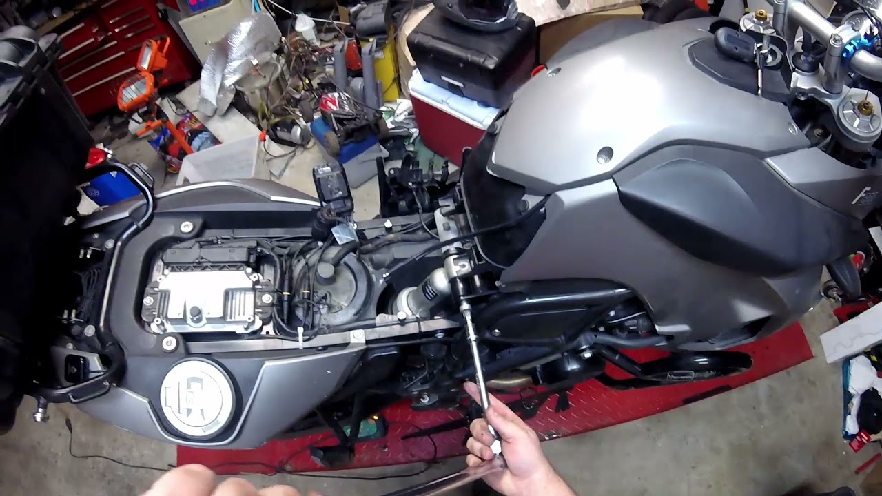 F800GS Nitron NTR ADV R3 Shock Install (No Commentary)
