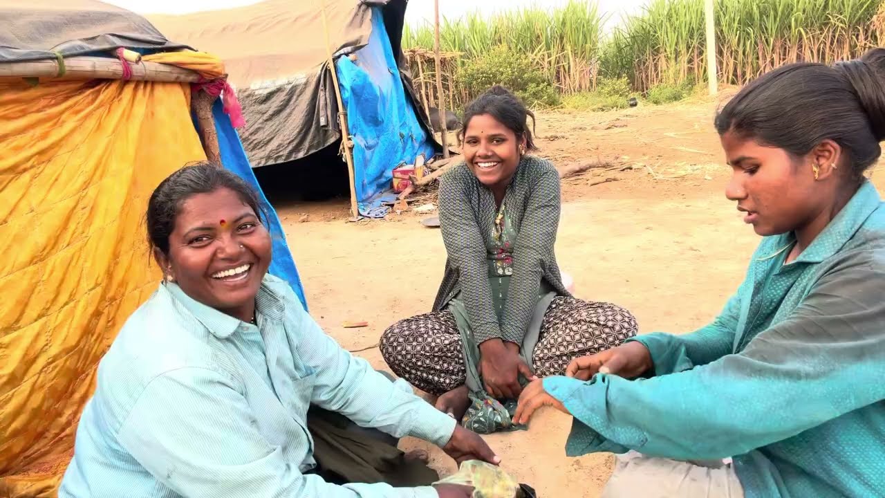 आज आमची होयली पार्टी रोज हेवड झाडून घेवा लागत आवडी चार हाडे पाणी पेली पोरीन भरल पानी मी काडल सेन 😜🙈
