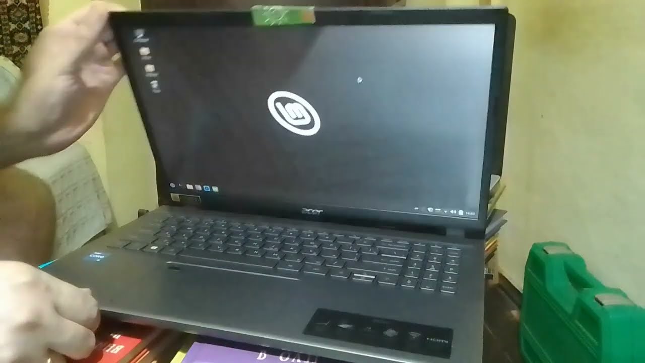 Acer Aspire-A515-570 V1.30  Laptop открывается одной рукой и другие мелочи. Всем Советую.