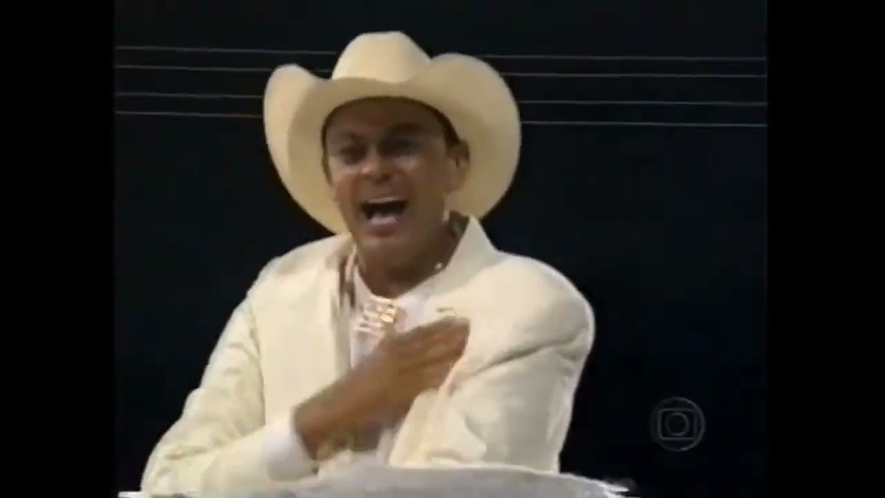 Frank Aguiar recebe homenagem da escola de samba Tom Maior