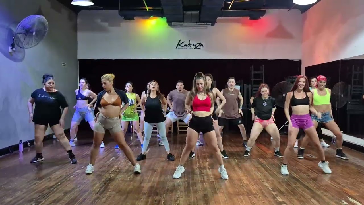FAMOSINHA / MUNDO MARAVILHOSO/ JULI CHAYAN