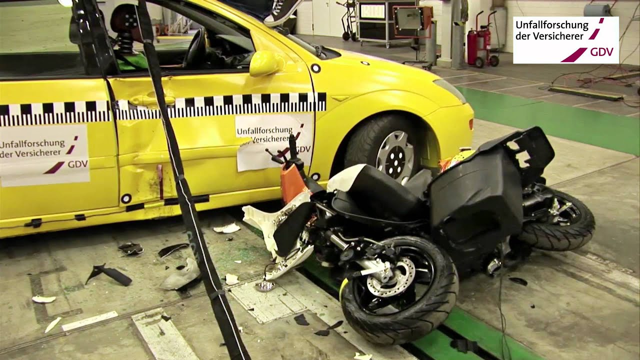 Roller-Crash mit 55 km/h -- Keine Chance für den Fahrer
