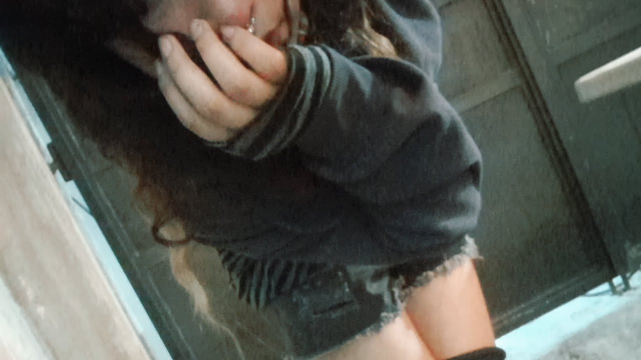 Leny groseia va a vender en lo oskurito (sale mal)