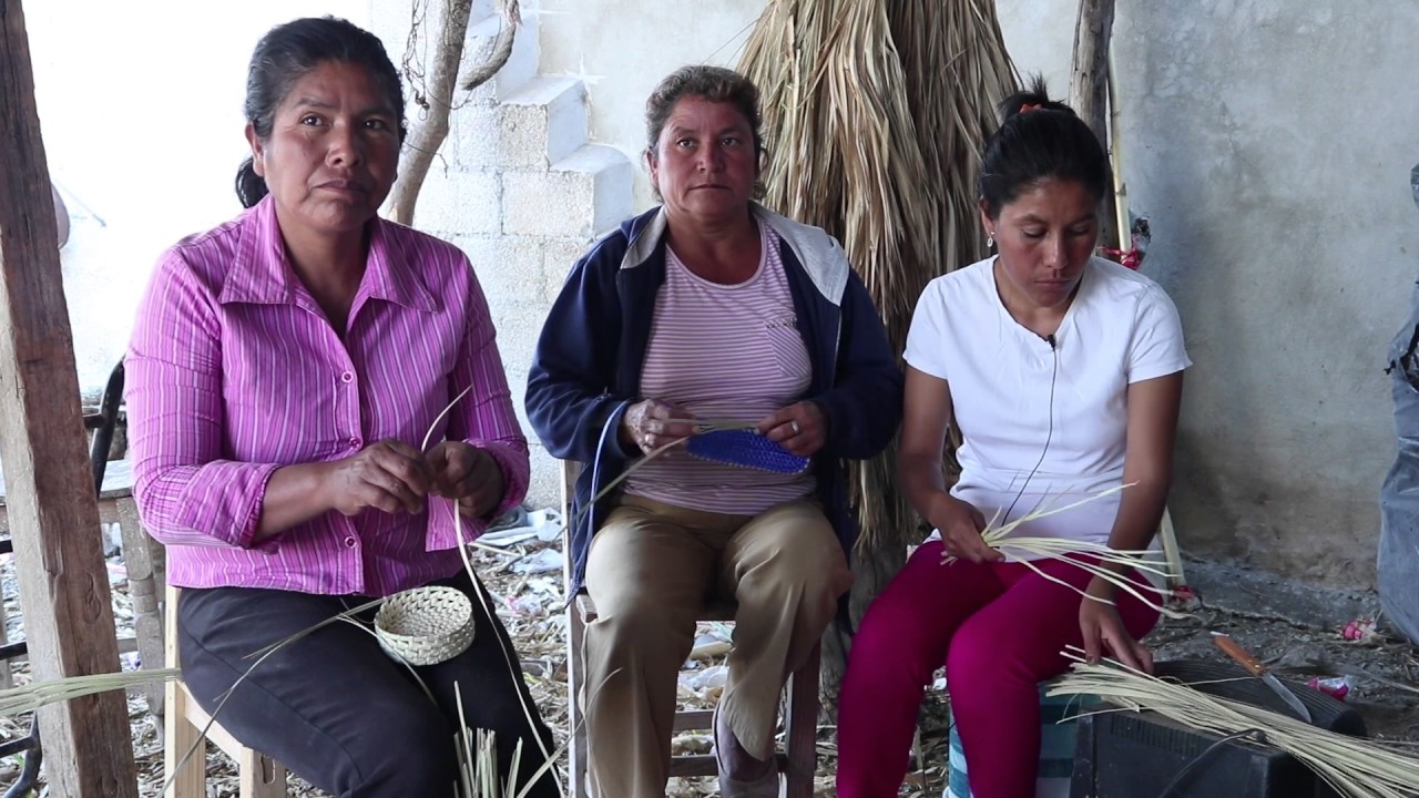 Mujeres de Puebla tejiendo palma.