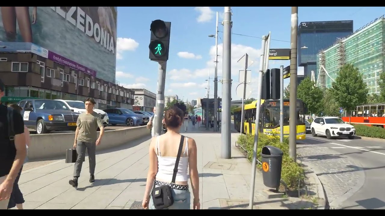KATOWICE Wirtualny spacer centrum miasta spacerujący ludzie tramwaje odbite dłonie znanych osób