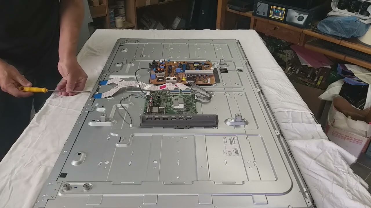 Abrindo e fechando a TV para a troca da Barra de Led&acute;s.