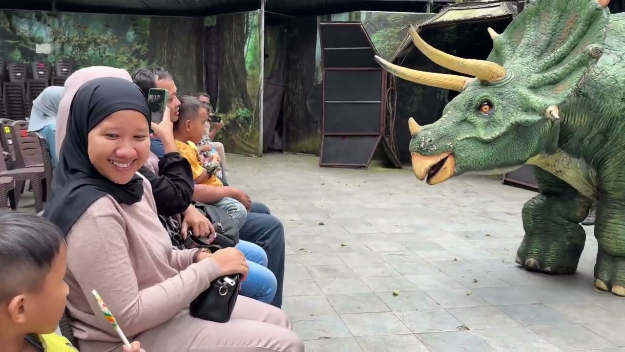Lihat show dinosaurus di mojosemi forest park