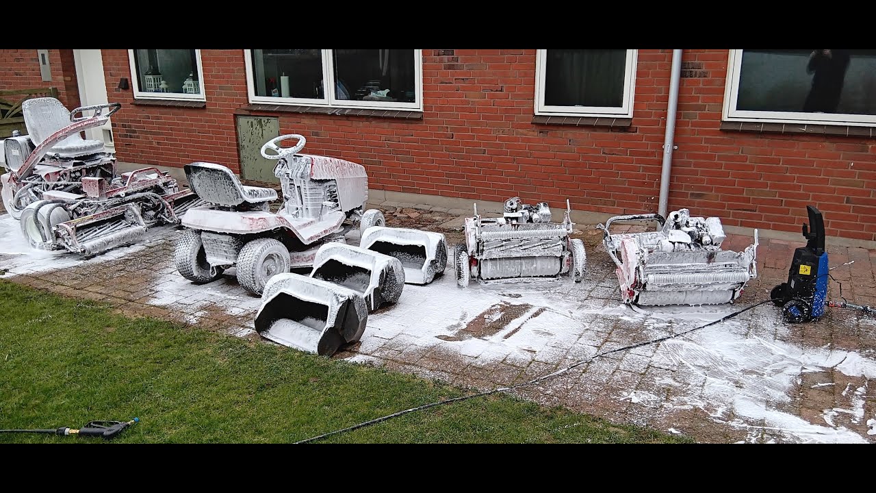 Cleaning my  LAWN EQUIPMENT with a FOAM CANNON
