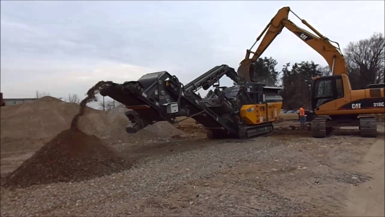 Crushing on-site with a RM 70GO! compact crusher - parking lot job