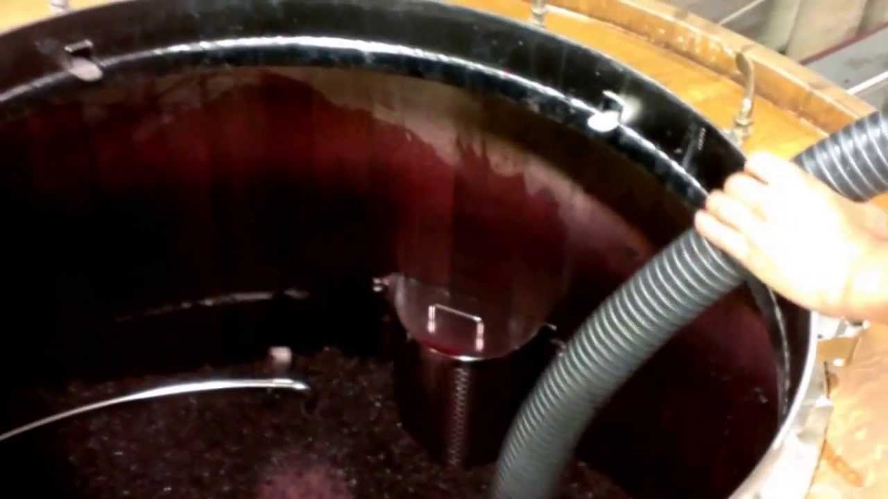 Remontados del vino por gravedad en Bodegas BAIGORRI.
