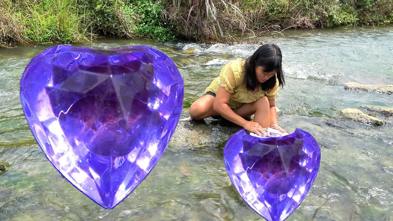 The clear and bottomless river water is filled with clams, with more and more pearls in its belly