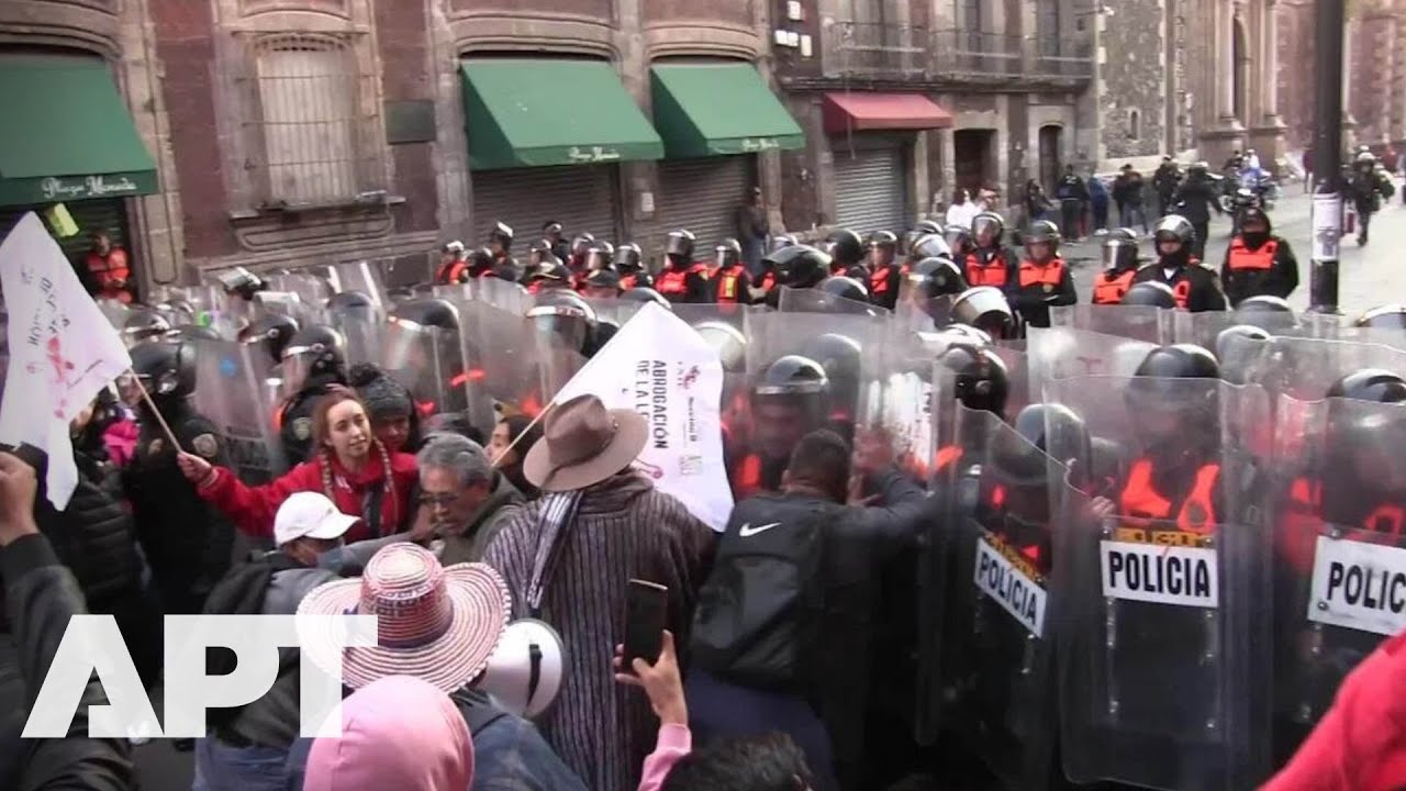 Tear Gas Fills the Air as Teachers Clash With Riot Police in Mexico City | APT
