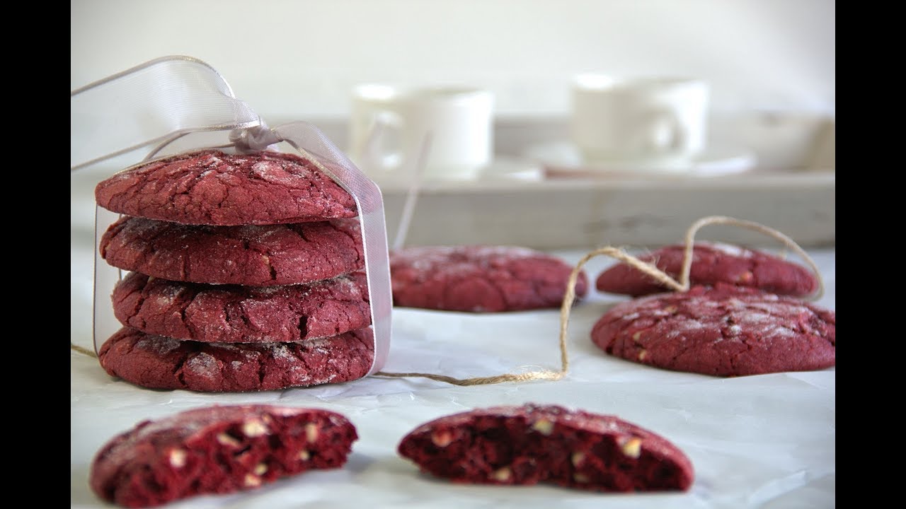 Sevgililer Günü Özel: Red Velvet Çatlak Kurabiye, Beyaz Çikolata Parçalı