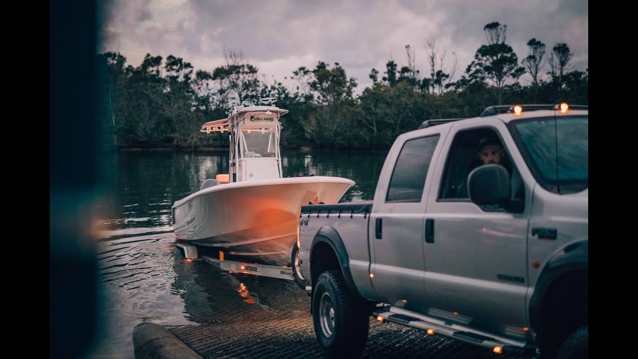 Джейсон Хеджес из Unleashed Sportfishing в своей консоли Contender