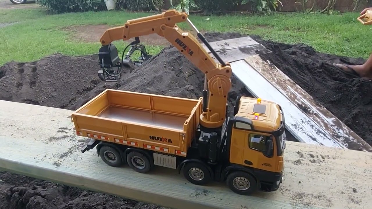 Rc mini heavy equipement machines at work 