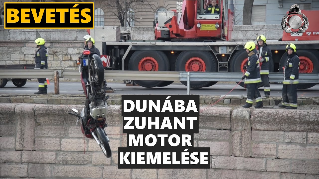Balesetben a Dunába zuhant egy motor, a tűzoltóbúvárok megtalálták, a tűzoltódaru kiemelte