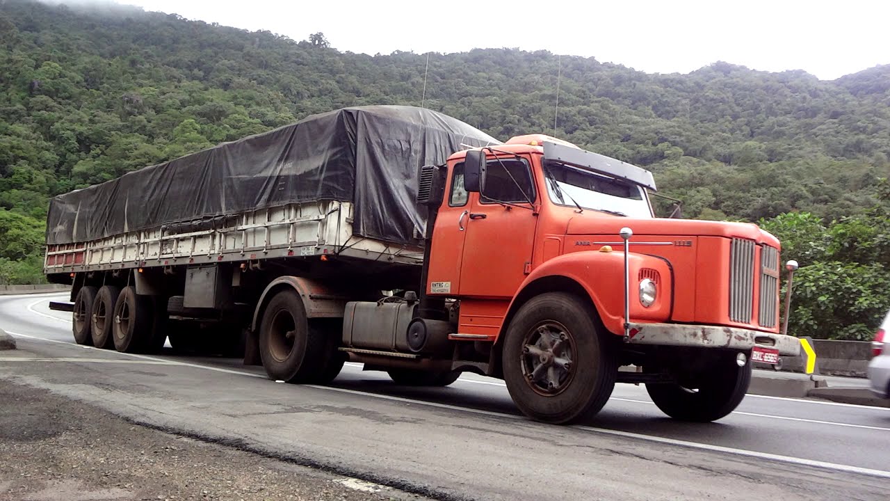 CAMIONES BRASILEÑOS BAJANDO VIADUCTO DOS PADRES EN BR277 RUMBO A PARANAGUA......