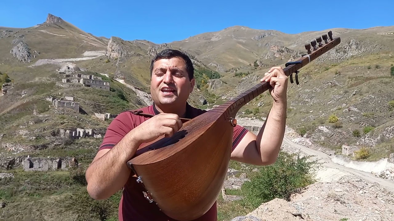 Aşıq Şöhrət doğulduğu Yellicə kəndində -