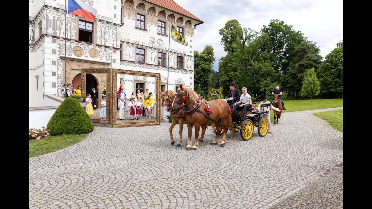 24. Staroveské obecní slavností - úvod u zámku a jizda kole obila