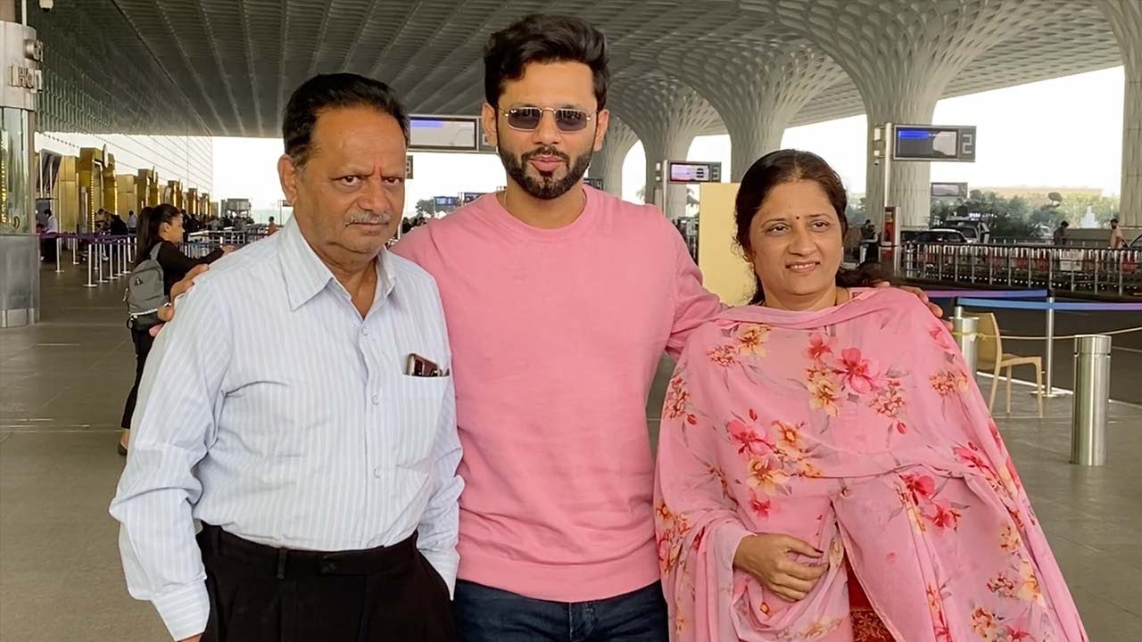Rahul Vaidya अपने मम्मी - पापा के साथ दिखे Mumbai Airport | Shudh Manoranjan