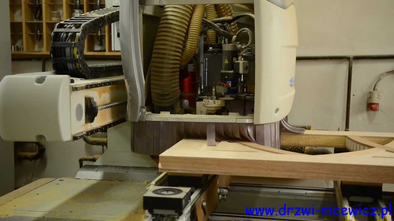 Produkcja drzwi zewnętrznych systemu Nicewicz na obrabiarce CNC.