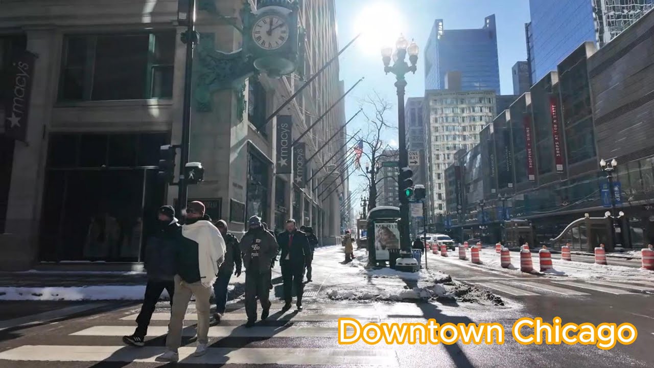 Walking in downtown Chicago from the Loop to Millennium Park