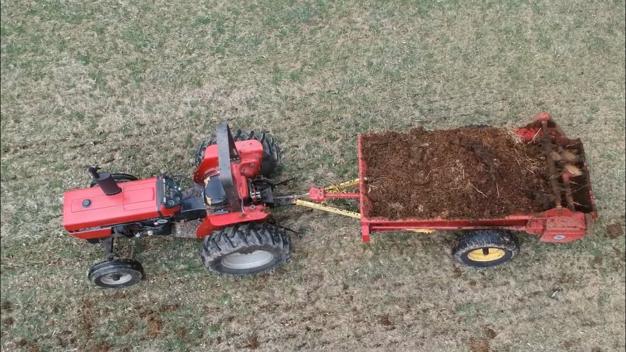 SPREADING COMPOST with Case IH 485 and New Holland 213 box spreader!