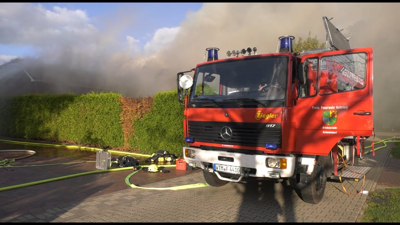 WOHNHAUS STEHT IN FLAMMEN - FRAU WIRD SCHWER VERLETZT VON FEUERWEHR GERETTET