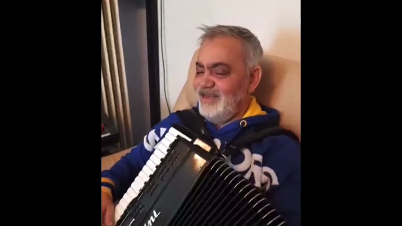 Ionica Minune - pl&acirc;nge acordeonul!