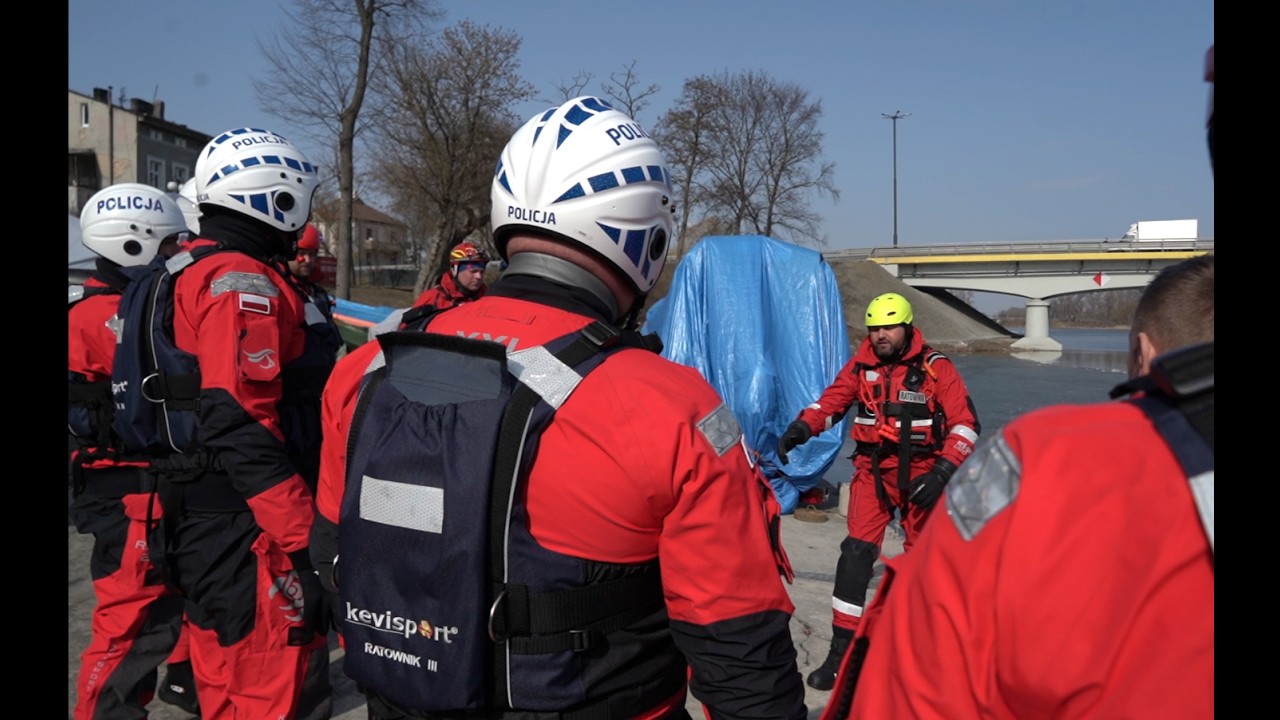 Policjanci doskonalili umiejętności w ratownictwie wodnym w warunkach zimowych - KWP w Bydgoszczy
