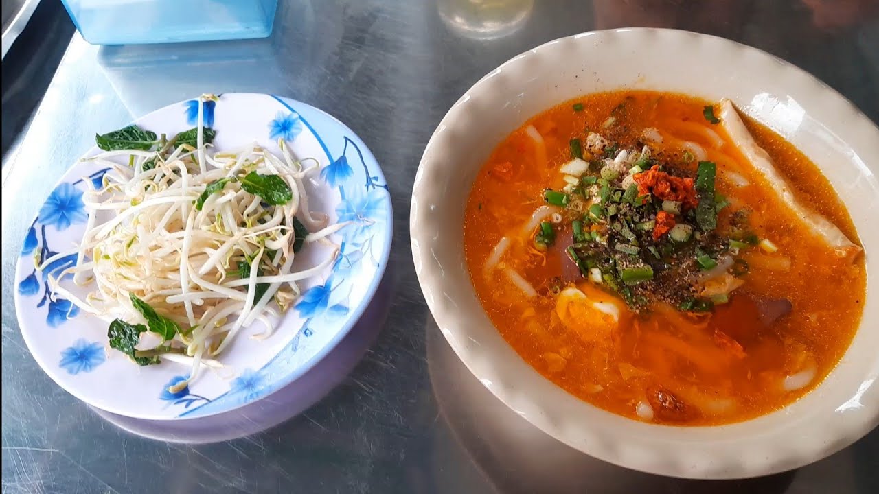 Quá bất ngờ, quán bánh canh cua siêu rẻ 20.000 trên đường Trịnh Đình Trọng TP. HCM