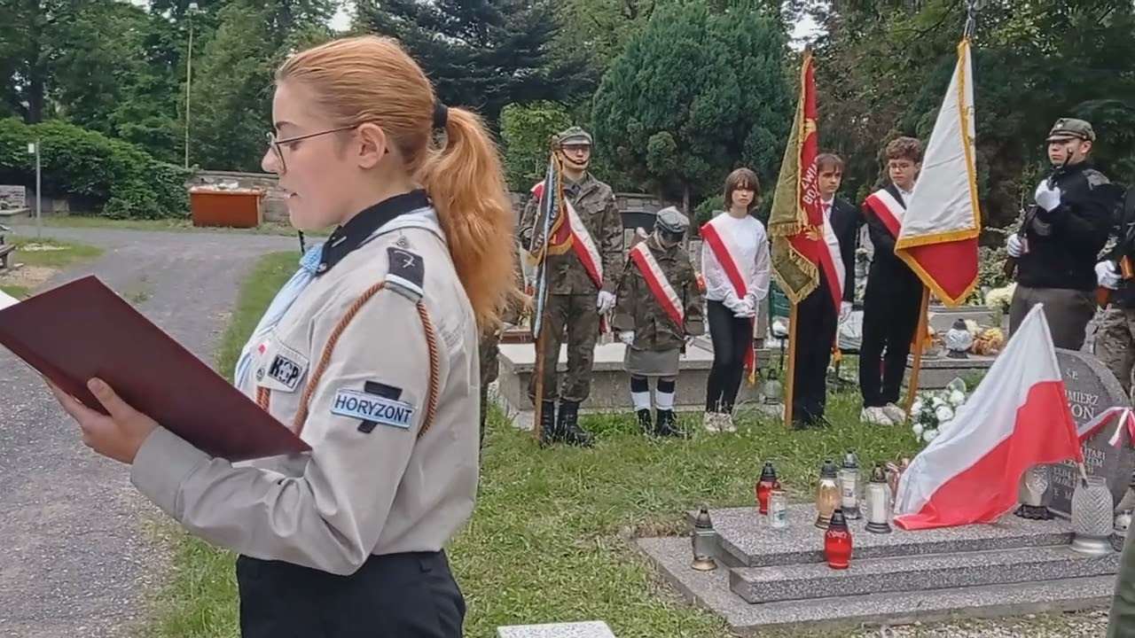 Warta przy grobie Kazimierza Lizonia