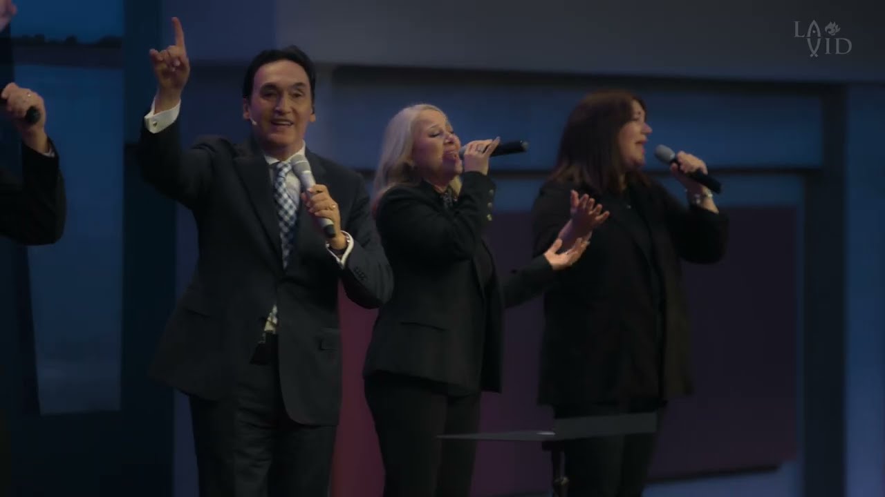 Con mis manos levantadas / Dios ha sido Fiel