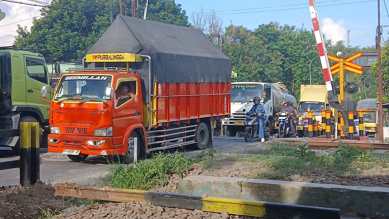 Di sini markas KERETA API, BIS TELOLET BASURI DAN TRUCK OLENG BERUBAH BENTUK ANOMALY