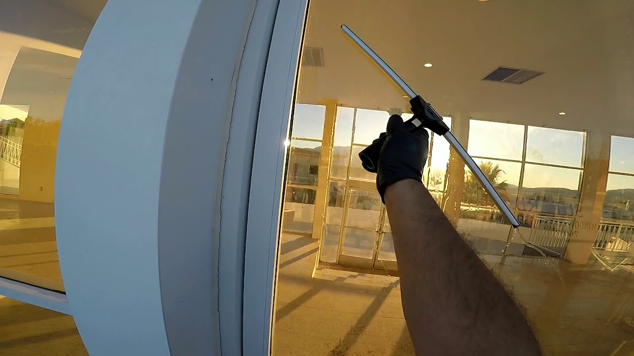 Cleaning windows with the Sörbo Viper