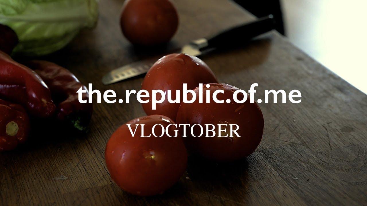 Vlogtober 2024 day 5 / village walk + borscht soup + bumble bee socks