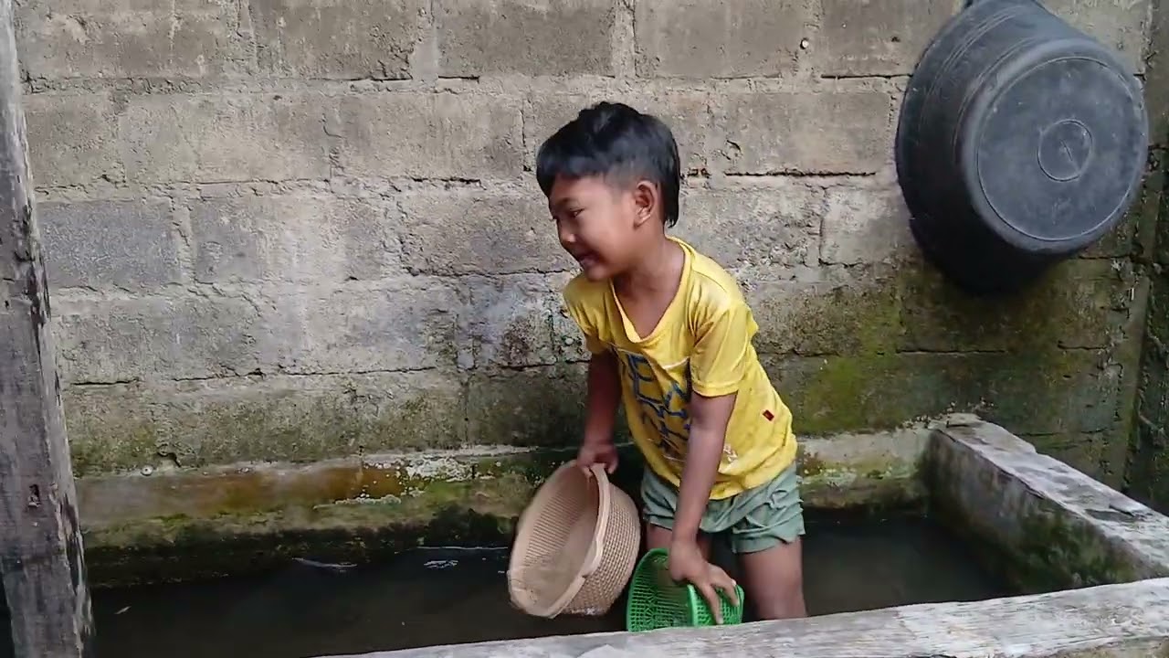 nguras kolam dapat bapak ibu anak nya ikan