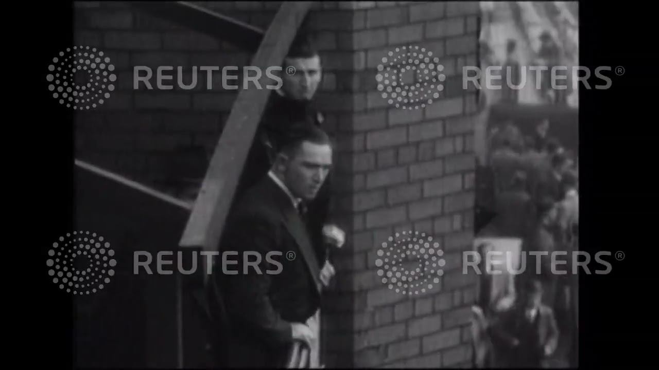 Третий тестовый матч 1938 года в Манчестере был прерван из-за дождя.