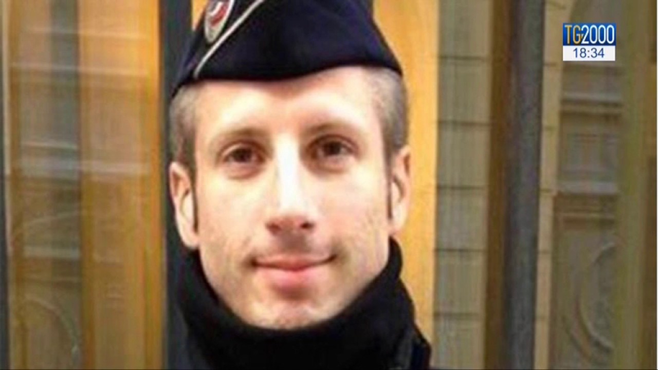 Parigi: il giorno dopo l'attentato che ha provocato la morte di un agente di polizia