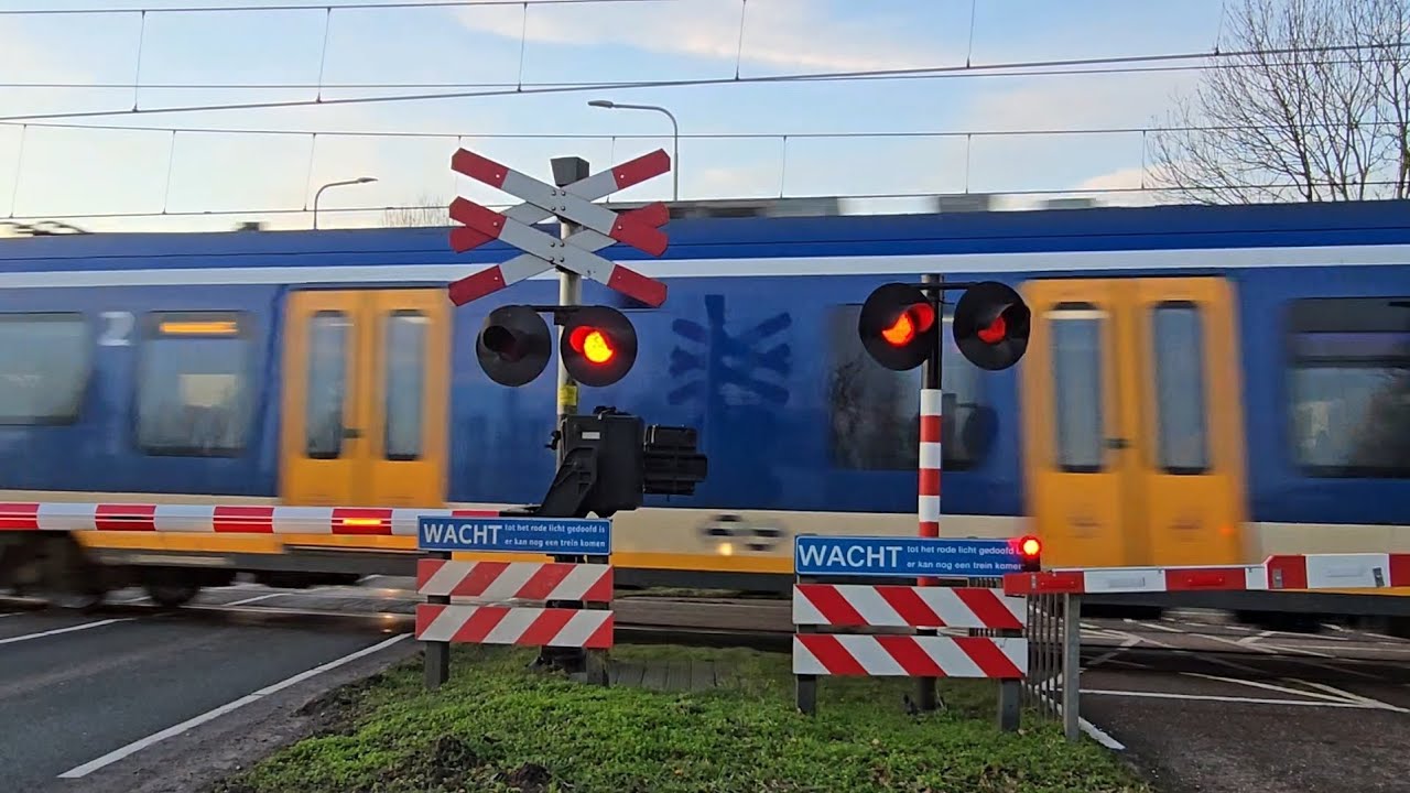 Spoorwegovergang Nijkerk // Dutch Railroad Crossing 