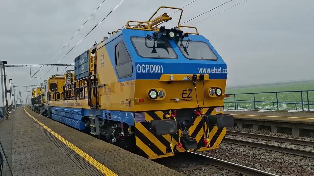 OCPD001 Elektrizace železnic Praha a.s. s kr&aacute;sn&yacute;m pozdravem proj&iacute;žd&iacute; přes Břest směr Hul&iacute;n.🖐️👌