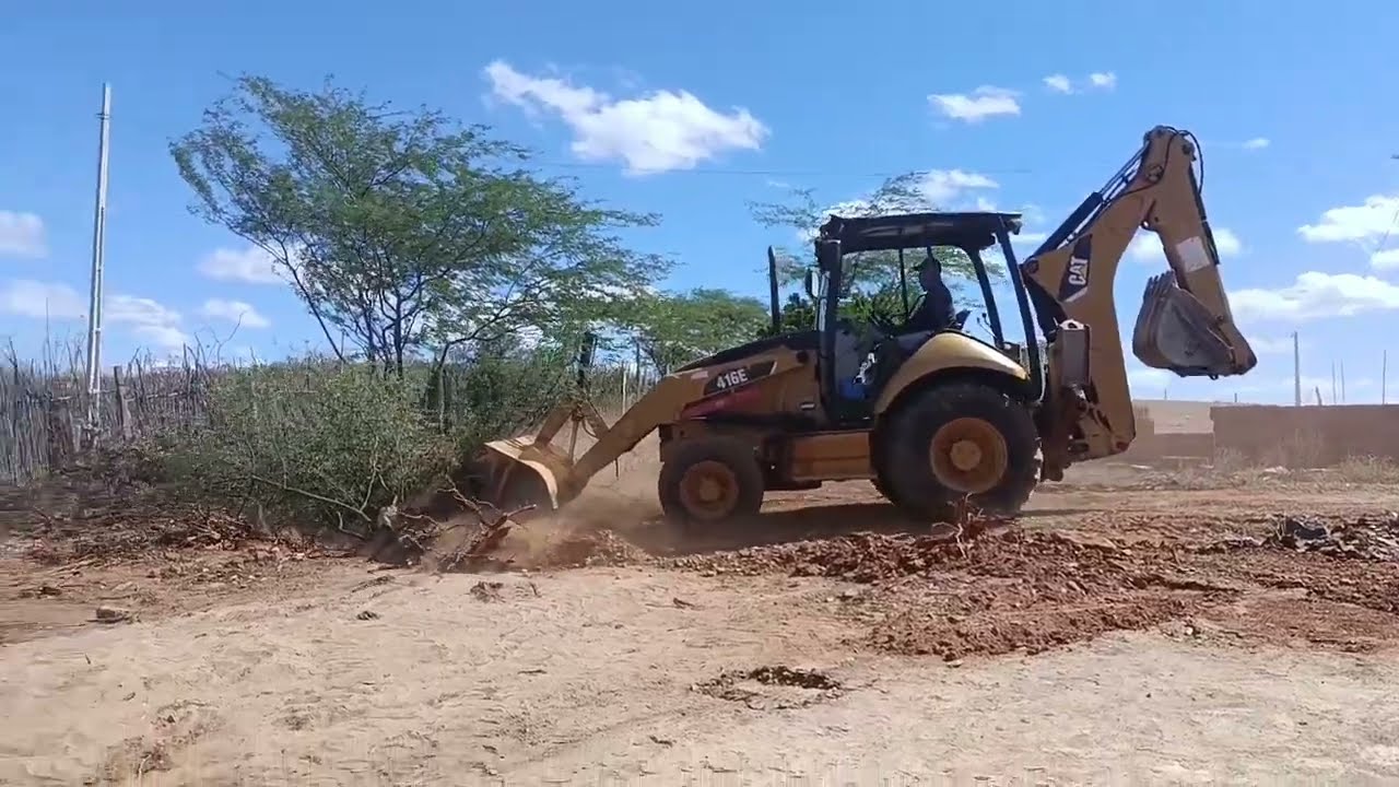 A MÁQUINA VEIO LIMPAR O TERRENO DA  MINI CASA AQUI NO SERTÃO 