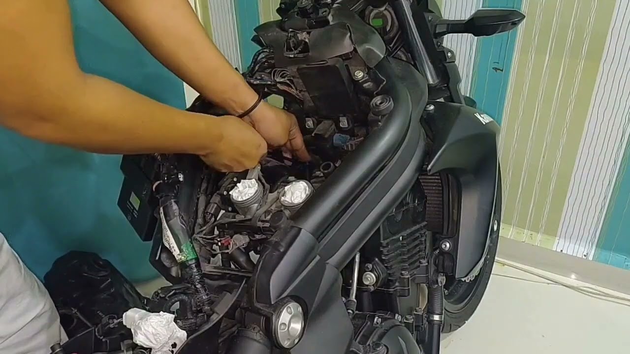 Kawasaki er6n Change spark plug #er6n #kawasaki